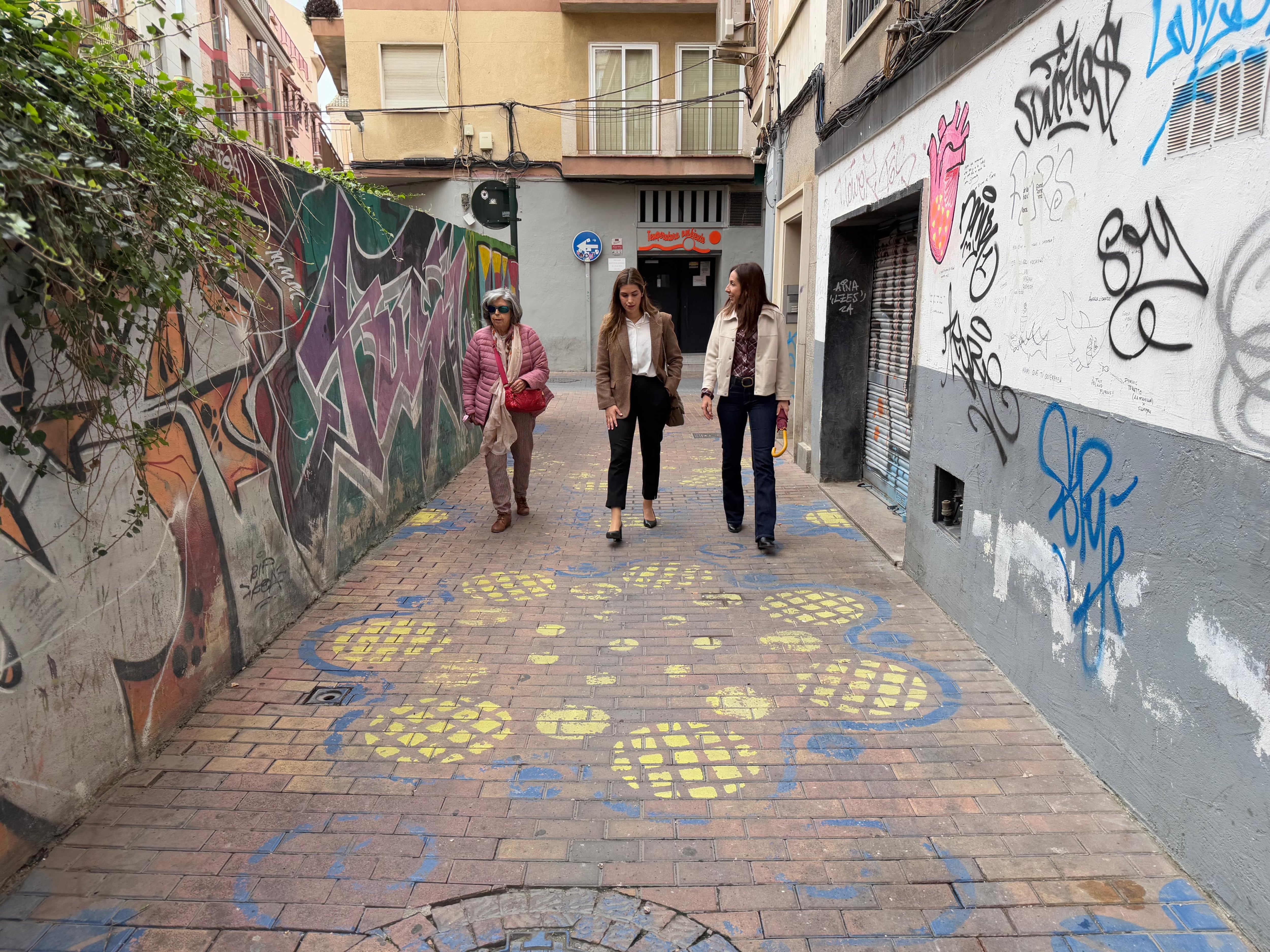 La edil socialista Carmen Fructuoso recorre el barrio de Santa Eulalia