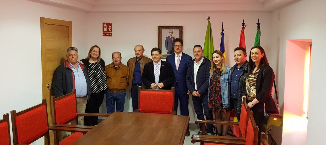 Representantes municipales con el alcalde de Jamilena, José María Mercado y el presidente de la Diputación de Jaén, Francisco Reyes, en el centro de las remozadas instalaciones del Ayuntamiento.