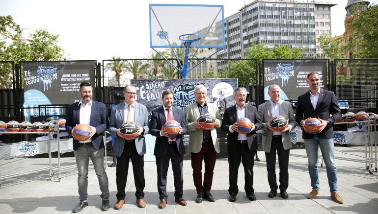 El alcalde de Valencia, Joan Ribó, junto con Vicente Solà, presidente del Valencia Basket Club, Javier de Chica, director de Negocio de la ACB y Kim Faura, director general de Área de Movistar, participando en la presentación de la Fase Final del Movistar