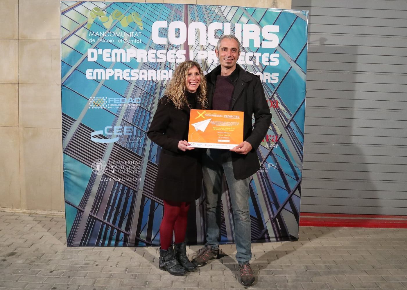 María Esteve i Paolo Tedesco rere rebre el premi per Velorecicla a la gala de la Mancomunitat de L&#039;Alcoià i El Comtat que es va celebrar a Gorga.