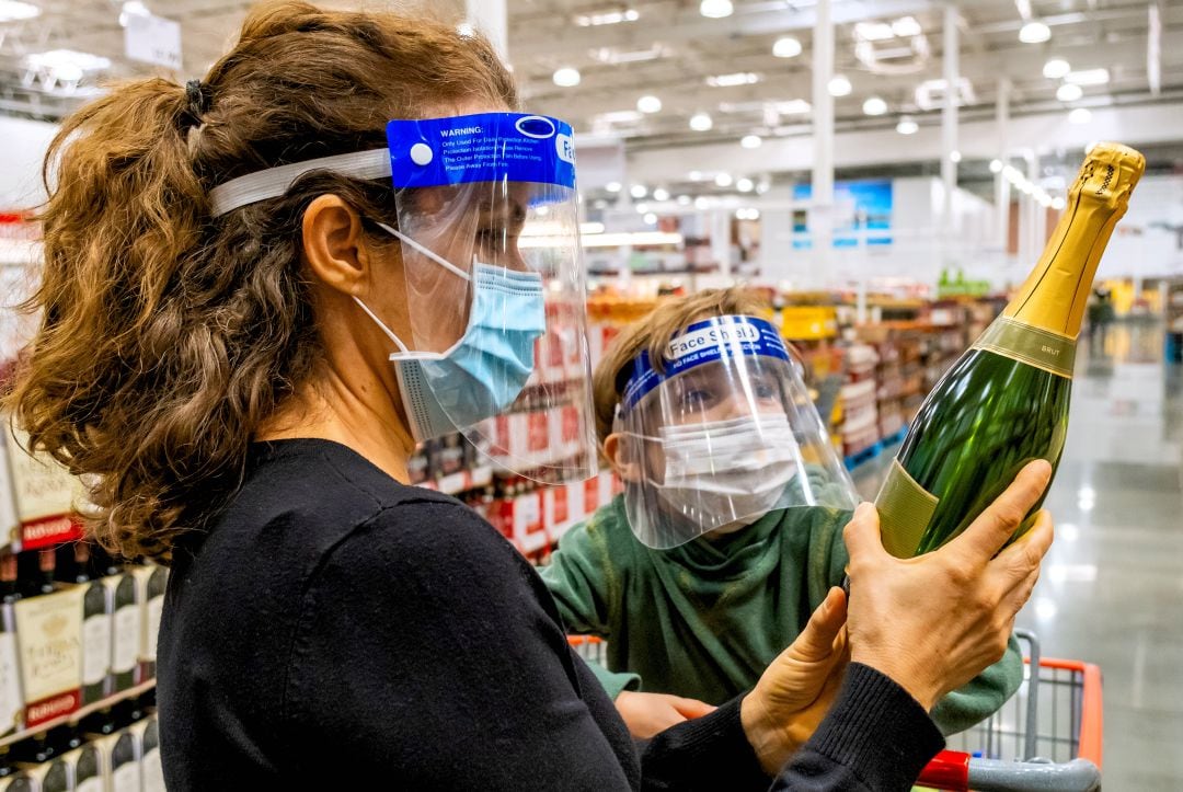 Dos mujeres comprando para Nochevieja