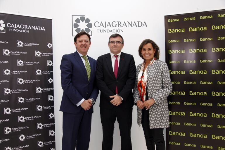 El director territorial de Bankia en Andalucía, Joaquín Holgado; el presidente de CajaGRANADA Fundación, José Antonio Montilla, y la  directora general adjunta de Comunicación de Bankia, Amalia Blanco