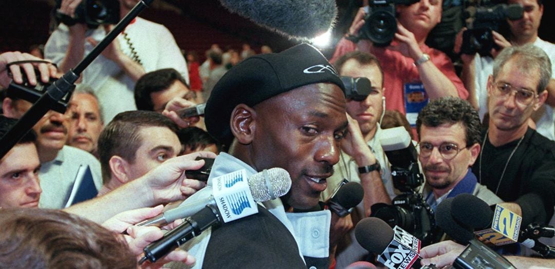 Michael Jordan, durante un canutazo ante los medios de comunicación