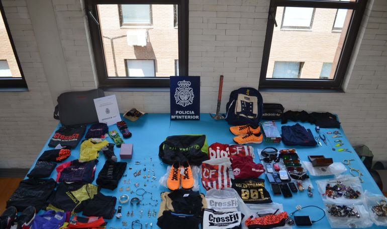 Material incautado a los presuntos autores de numerosos robos con fuerza cometidos en comercios y viviendas