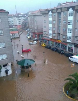 Imagen de las calles de Redondela completamente inundadas este viernes.