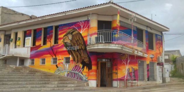 Mural &#039;No extinción&#039; en el ayuntamiento de Portalrubio de Guadamejud (Cuenca).