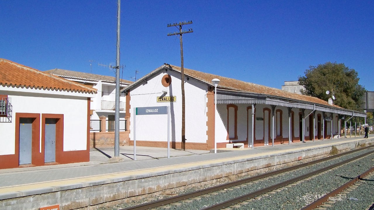 Estación de tren de Iznalloz (Granada) en la vía Granada-Moreda