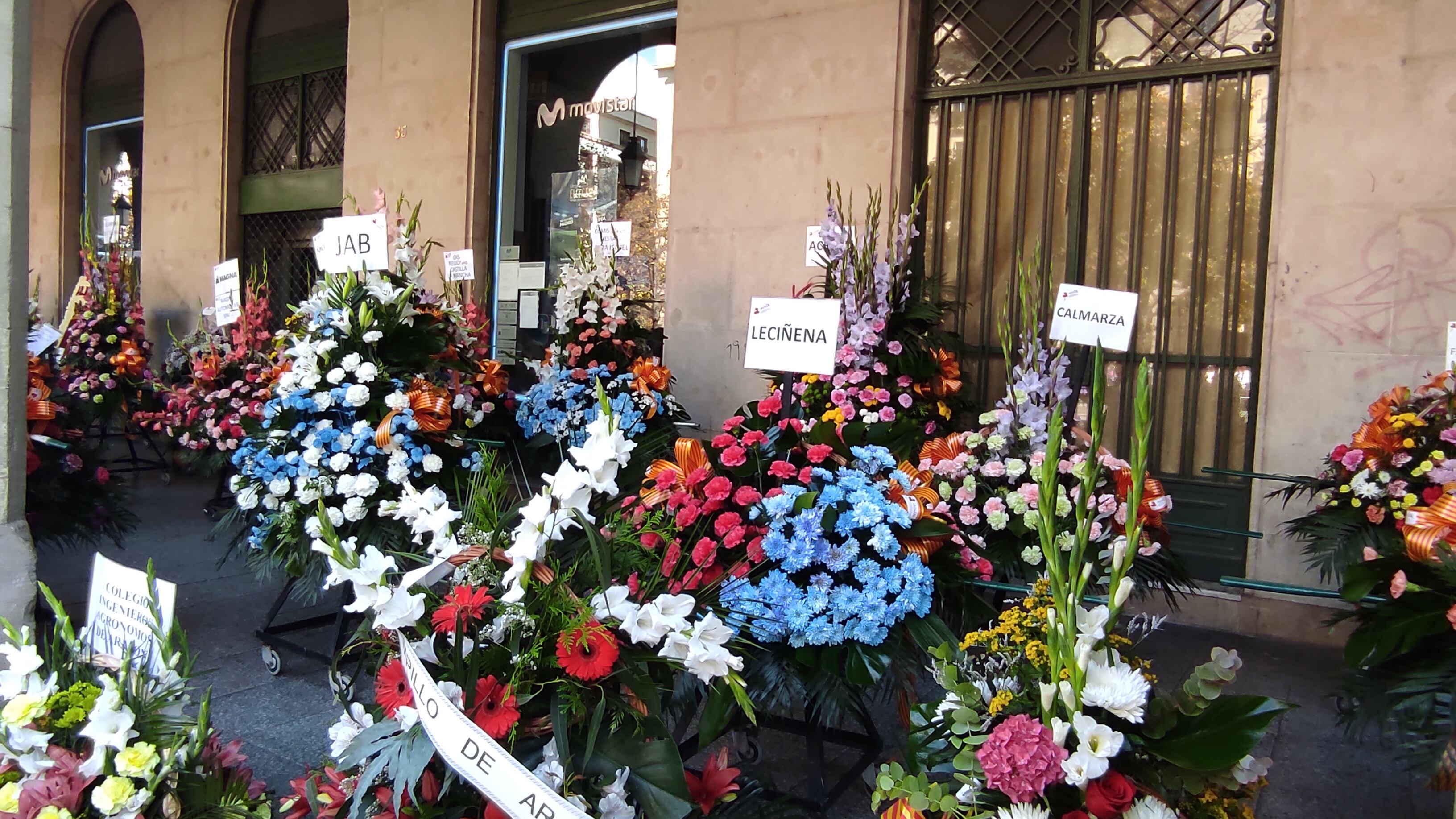 Centros de flores, en los porches del Paseo Independencia, esperando salir a la Ofrenda de Flores 2022 en Zaragoza