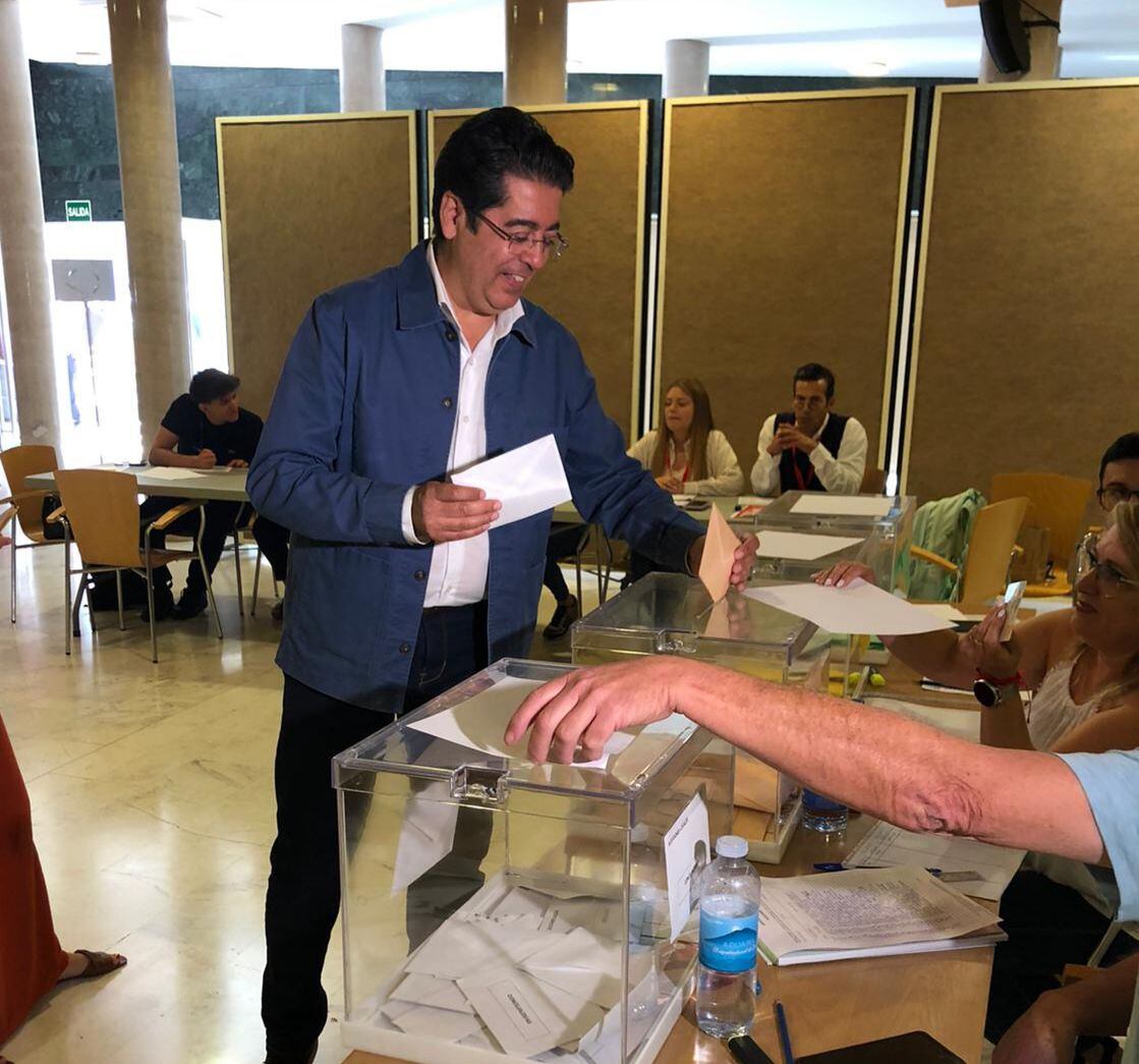 El candidato del PSOE a la presidencia del Cabildo de Tenerife deposita su voto