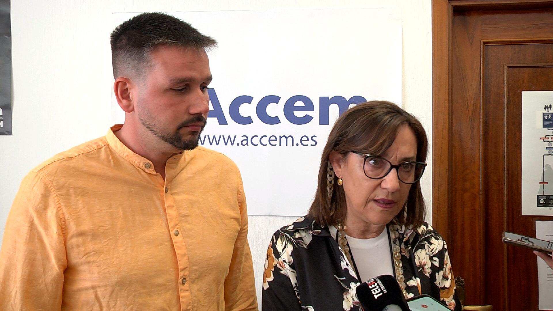 Daniel Bóveda y Maica Larriba en la sede de ACCEM en Vigo.