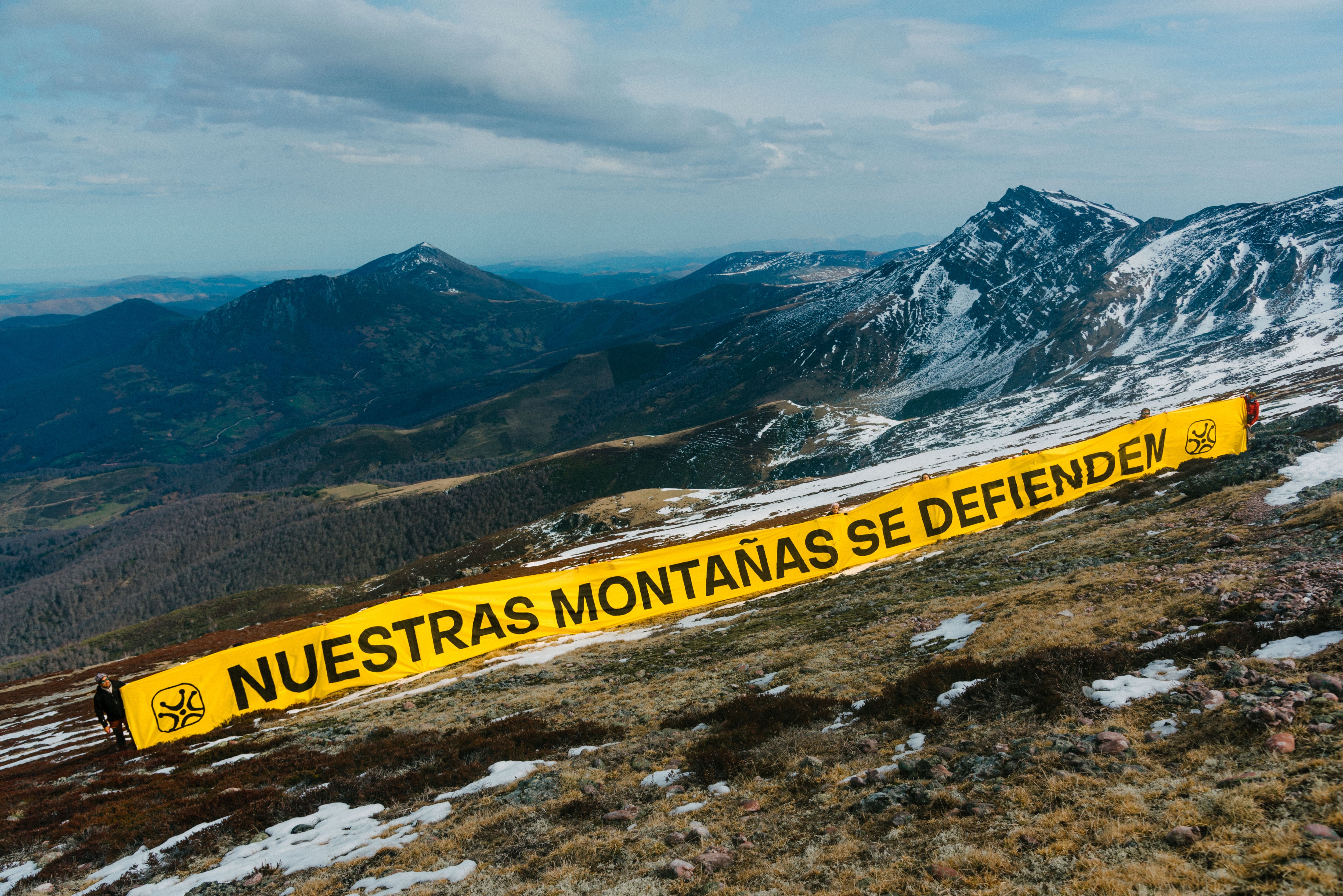 Cantabristas despliega una pancarta gigante en Peña Labra para protestar contra el &quot;atentado medioambiental&quot; de la carretera turística Reinosa-Pote