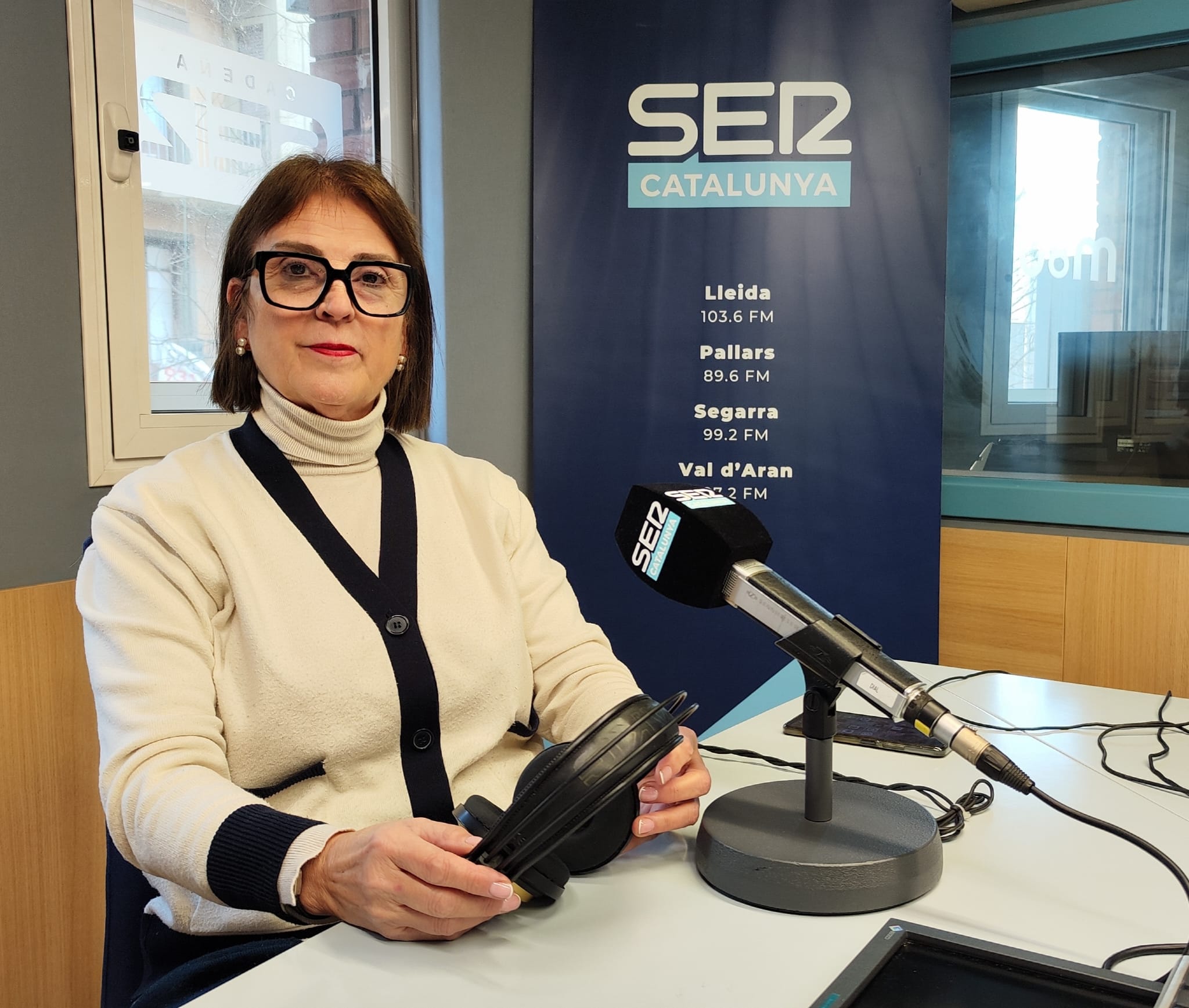 Pepi Novell és la propietària de la botiga-taller de labors manuals, "Pepa i punt ..."