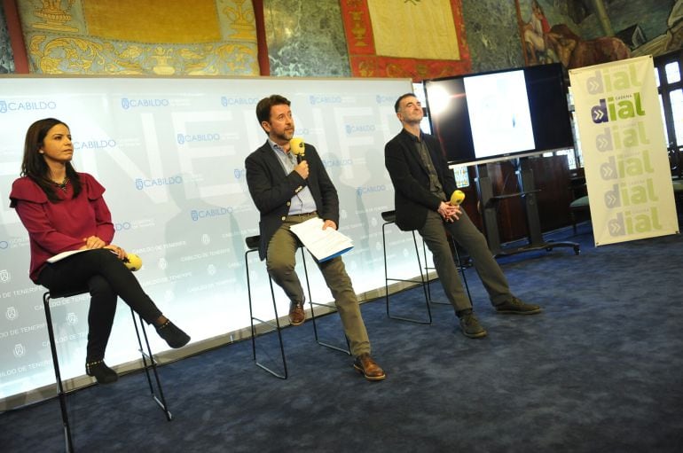 La directora de Prisa Radio en Canarias, Lourdes Santana, el presidente del Cabildo, Carlos Alonso, y el director de la Cadena Dial, Mikel Corral.