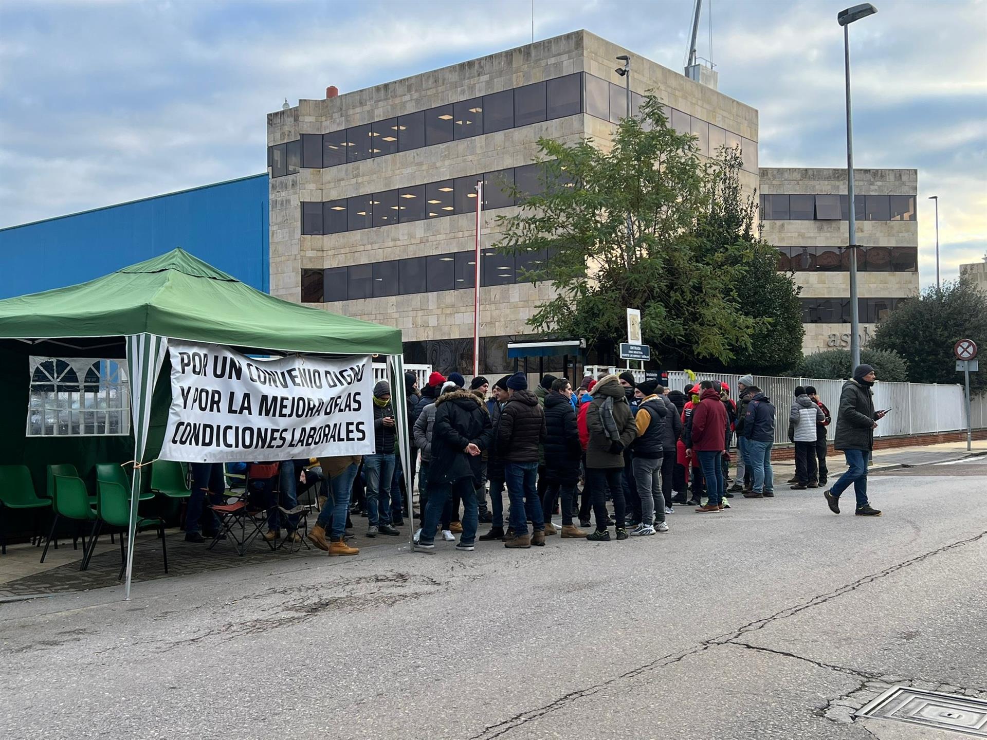 Trabajadores a las puertas de Aspla durante la huelga - EUROPA PRESS - Archivo