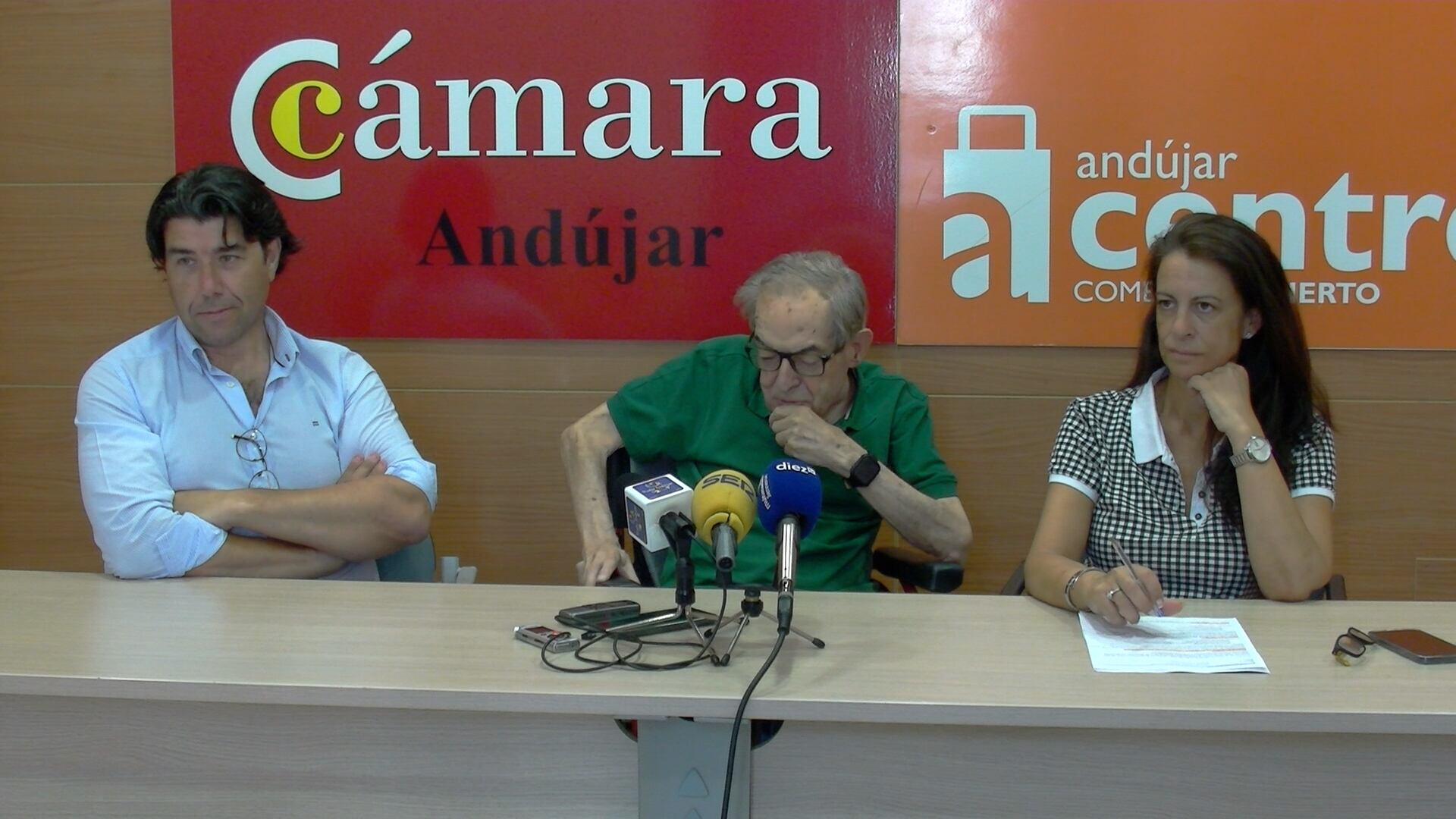 El presidente de ente cameral andujareño, Eduardo Criado, junto a la gerente de la Cámara de Andújar, Ana Peña, y el responsable de Comercio Interior, Ángel Luís Calzado