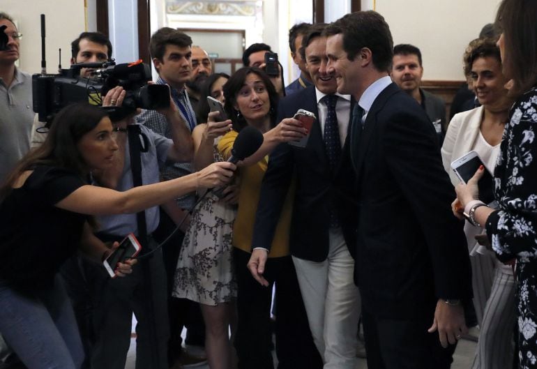 El presidente del PP, Pablo Casado, contesta a las preguntas de los periodistas en los pasillos del Congreso de los Diputados