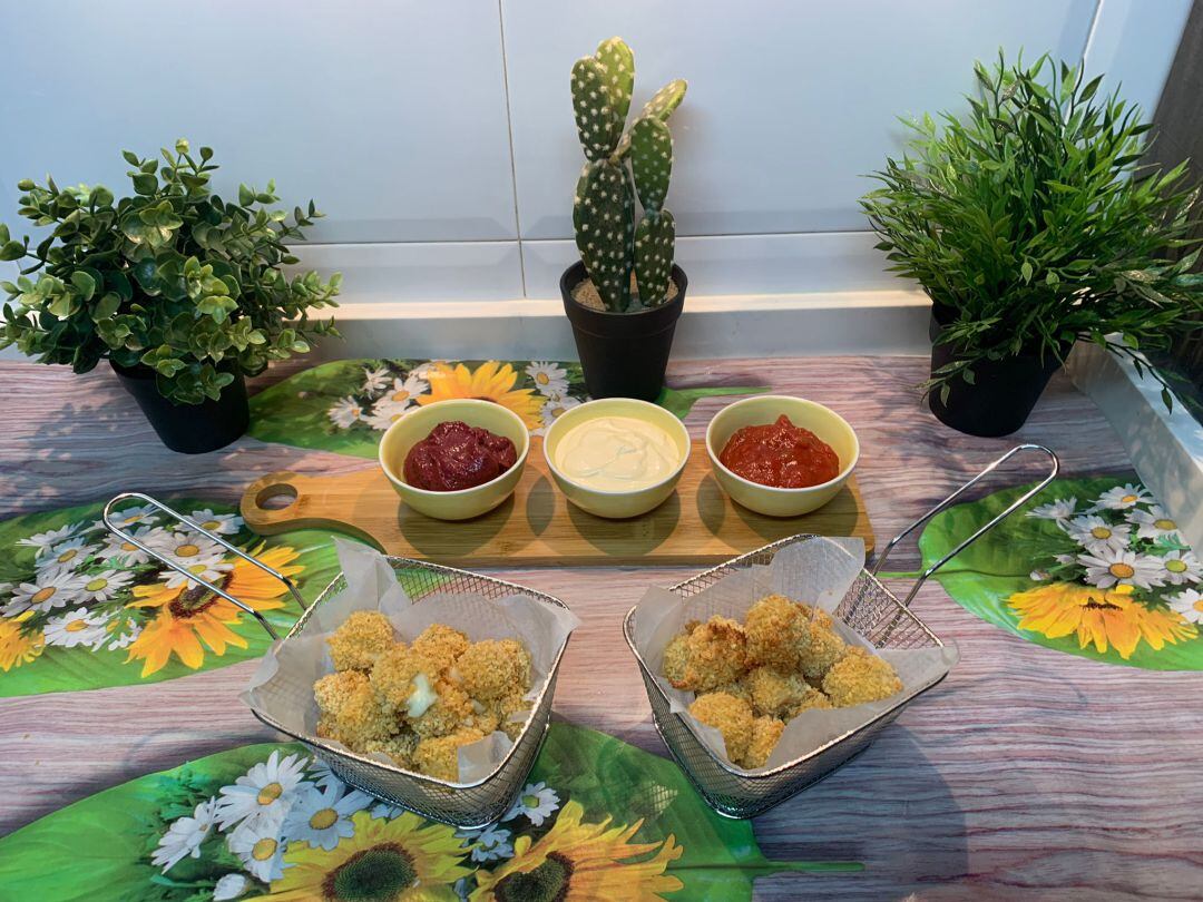 Cheese&cook, con sus tres salsas para acompañar y unas cuántas plantas para hermosear la instantánea