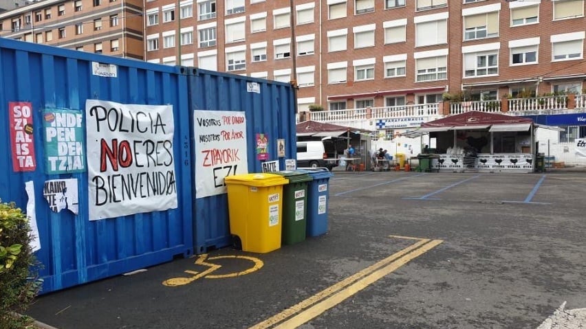 En la zona de txoznas de las fiestas de Romo también han aparecido pintadas contra la Ertzaintza. / @ertzaintzaa