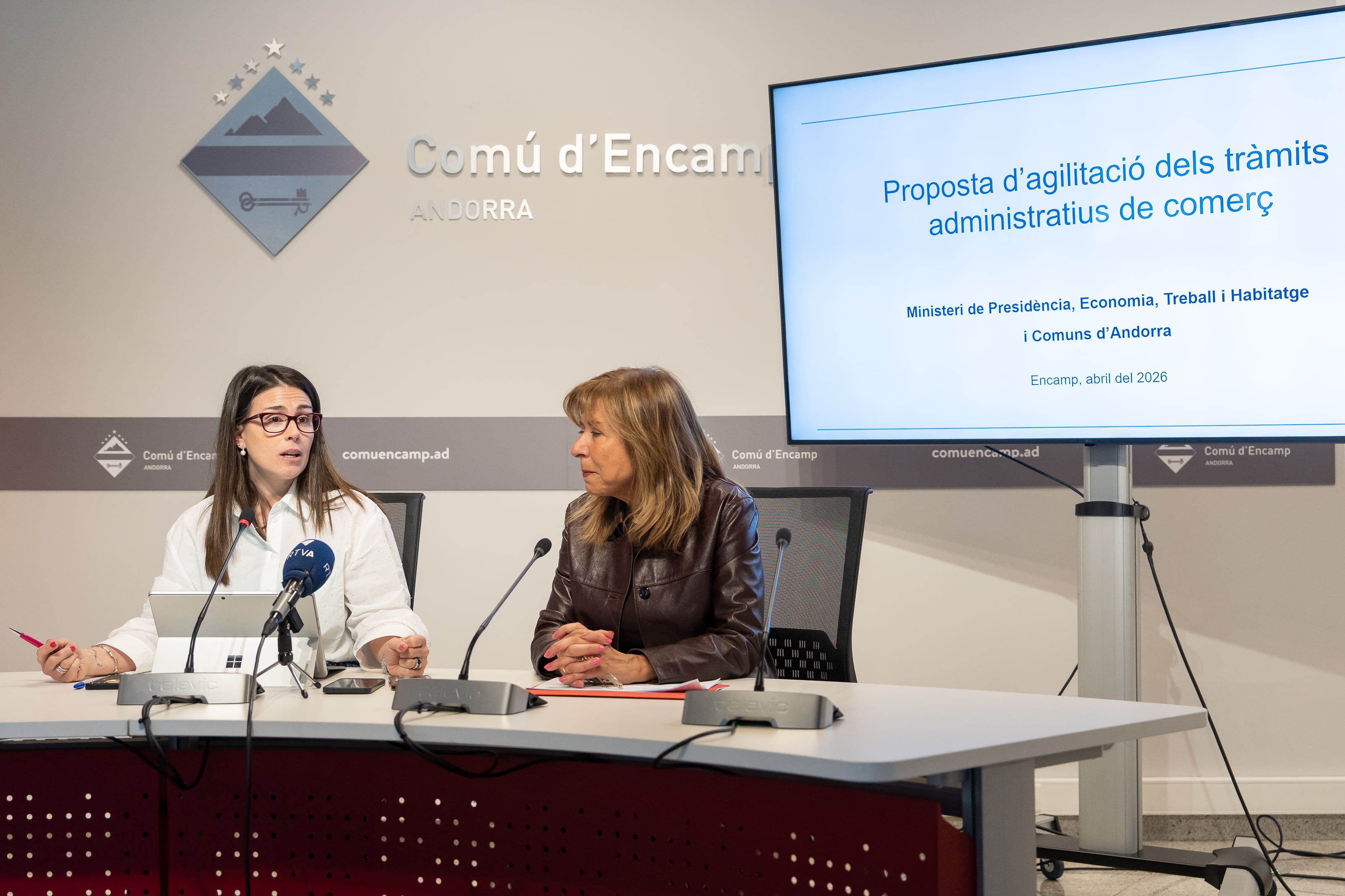 La ministra d'Economia, Conxita Marsol, al costat de la mandatària d'Encamp, Laura Mas, en la reunió de cònsols