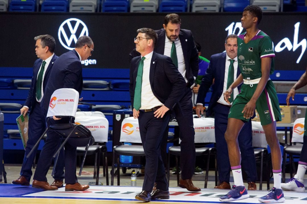 Katsikari observa la pista en el partido que enfrentó al Unicaja contra el Valencia