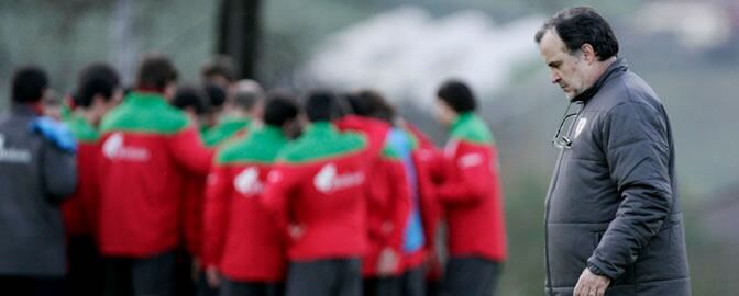 Bielsa, pensativo, durante un entrenamiento del Athletic