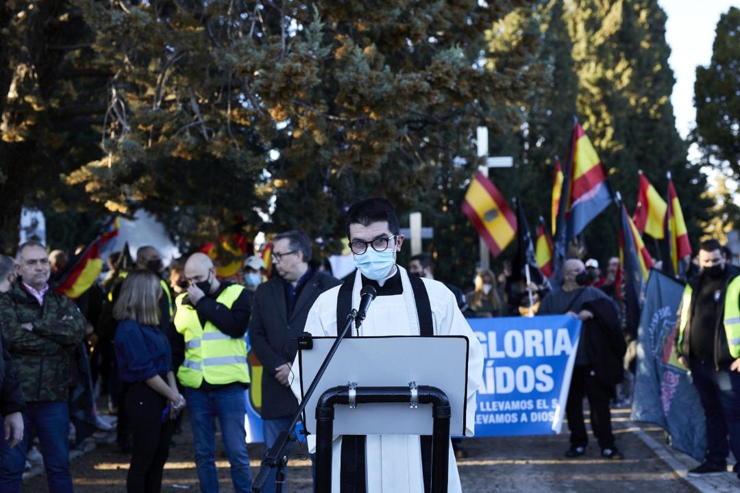 Varias personas participan en una marcha neonazi en Madrid convocada por el colectivo Juventud Patriota y que homenajea a los caídos de la División Azul.