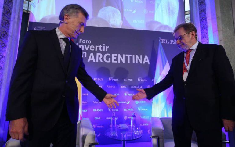 El presidente de Argentina, Mauricio Macri, interviene en el foro &#039;Invertir en Argentina&#039; junto al presidente del Grupo PRISA, Juan Luis Cebrián.  