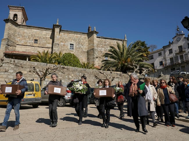 CUEVAS DEL VALLE (ÁVILA), 04/03/2023.- Familiares y amigos de Marcela Castelo, Eladio Fernández y Segundo Gonzáles, recorren las calles de la localidad abulense de Cuevas del Valle camino al cementerio, con los restos de sus cuerpos exhumados, identificados y entregados hoy por el secretario de Estado de Memoria Democrática, Fernando Martínez López.