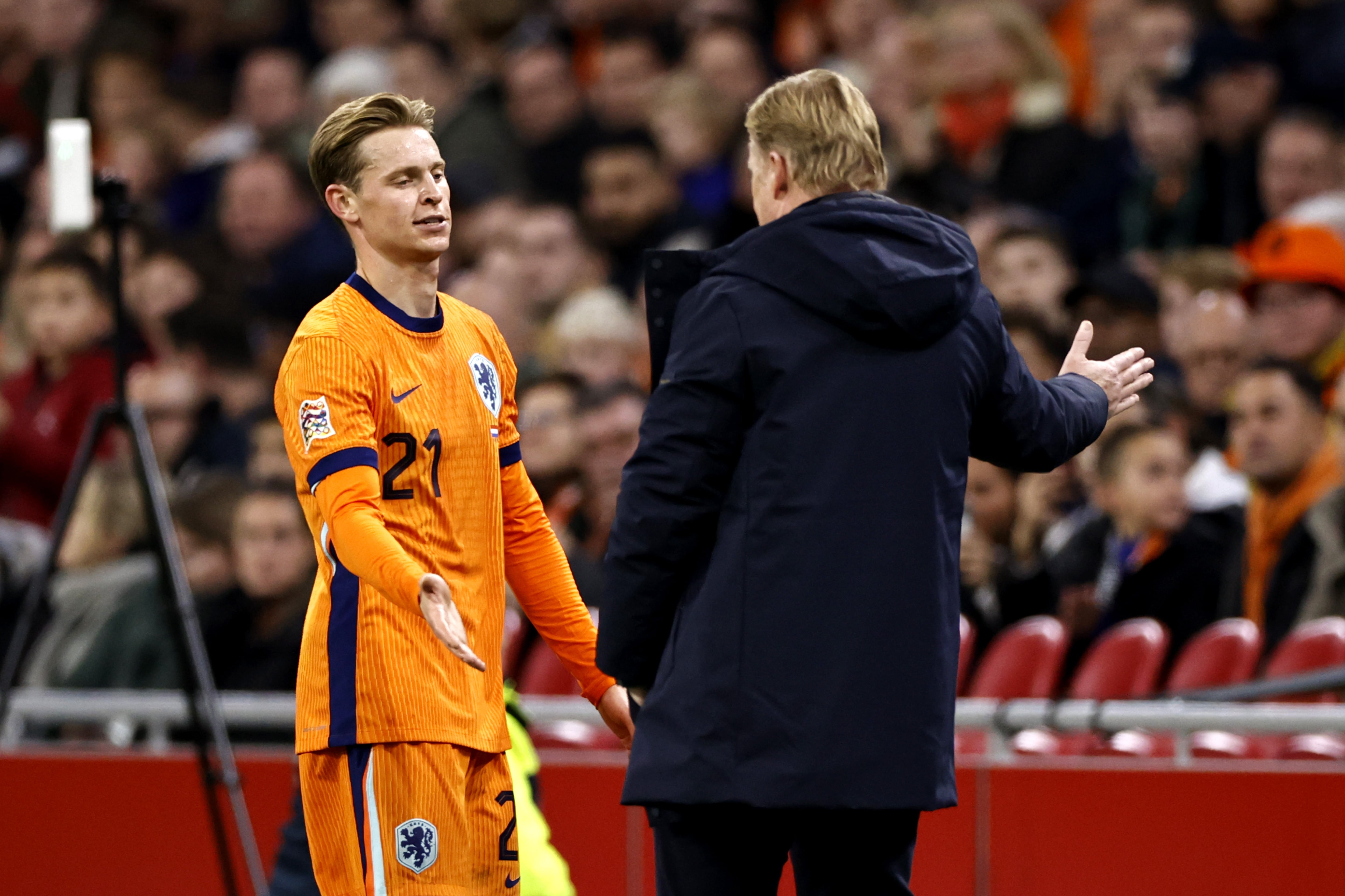 Frenkie de Jong, que vuelve a jugar con Países Bajos ante Hungría, saluda a Ronald Koeman tras el partido