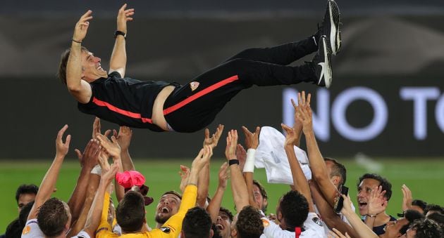 Julen Lopetegui, manteado por sus jugadores tras ganar la Europa League.