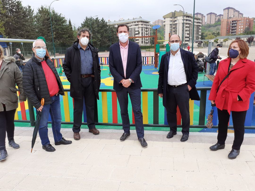 El alcalde acompañado de los responsables de la asociación de vecinos.