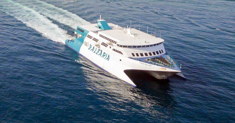 Ferry que hace el trayecto entre las Illes Balears y la península.