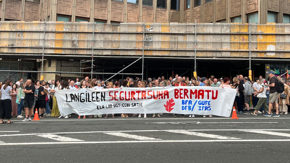 Concentración en Bilbao tras la agresión a una educadora social