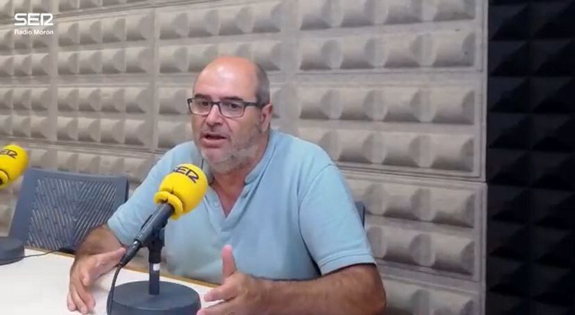Isidoro Albarreal, portavoz del grupo municipal AMA MORÓN, visita los estudios de Radio Morón