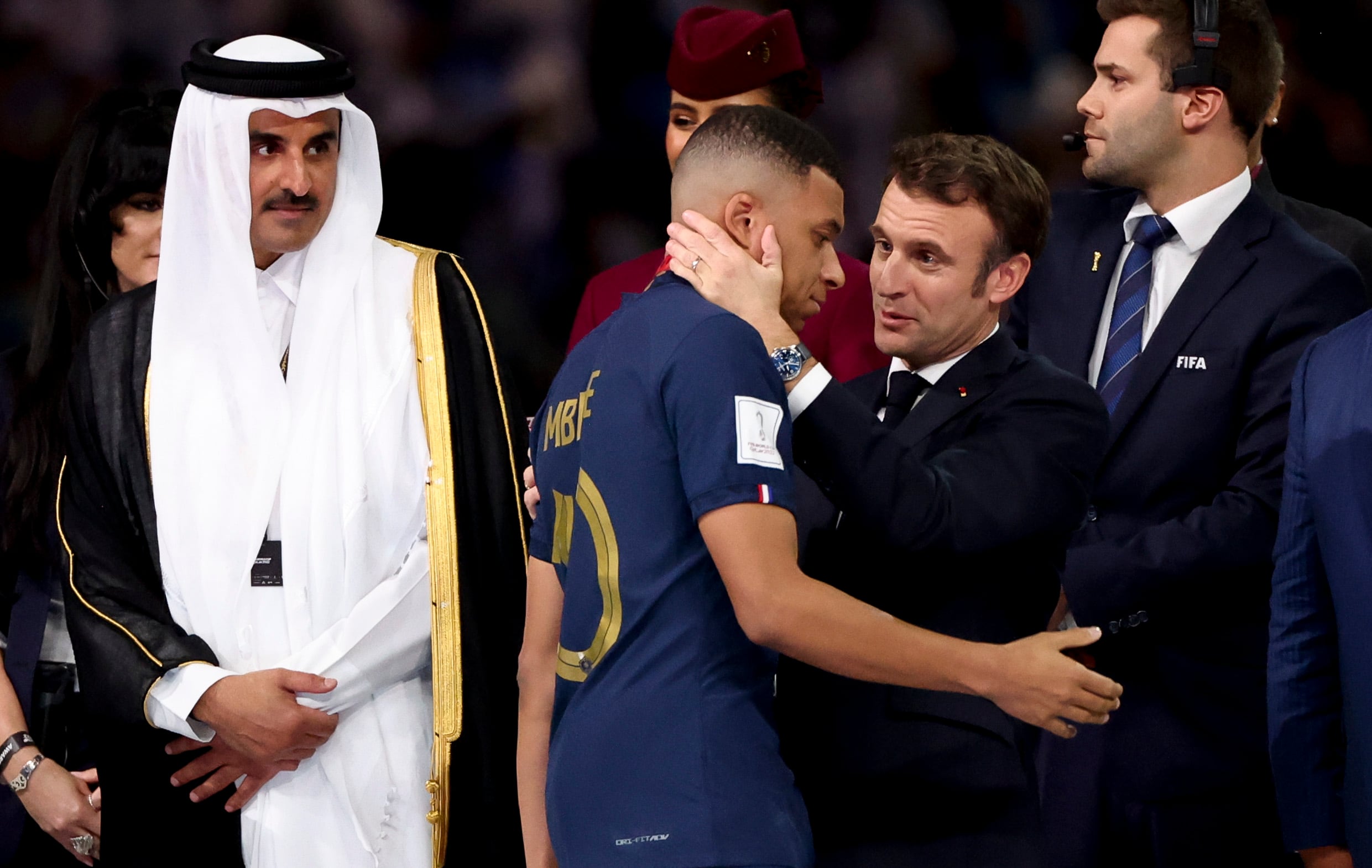 Emmanuel Macron abraza a Kylian Mbappé tras la final del Mundial 2022 en Qatar