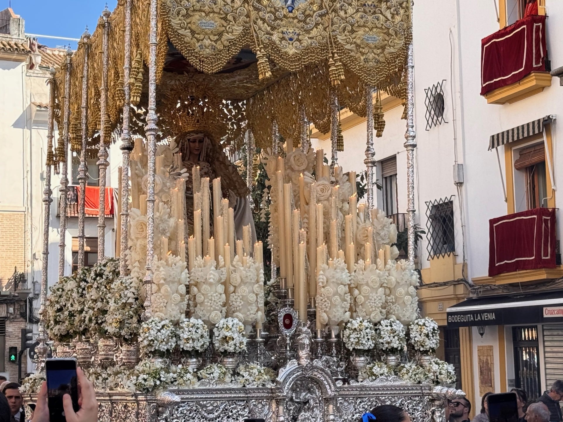 Virgen de la Alegría de la hermandad del Resucitado, por Capitulares