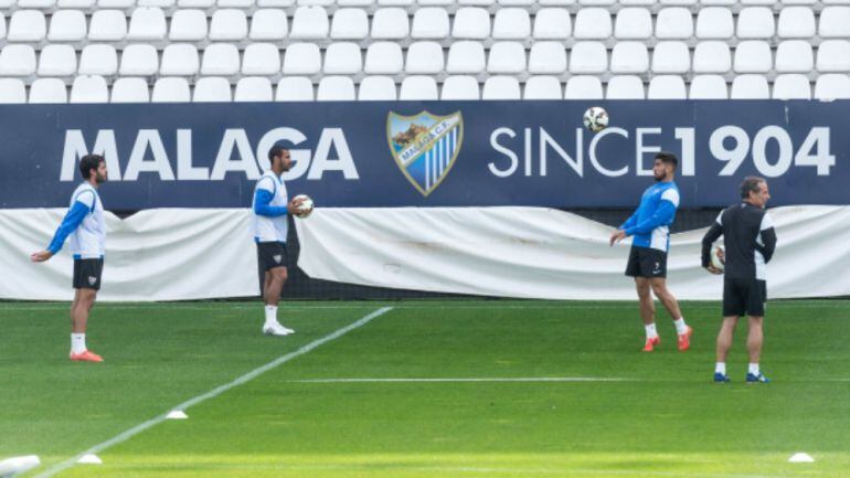 Varios jugadores en el entrenamiento del Málaga 
