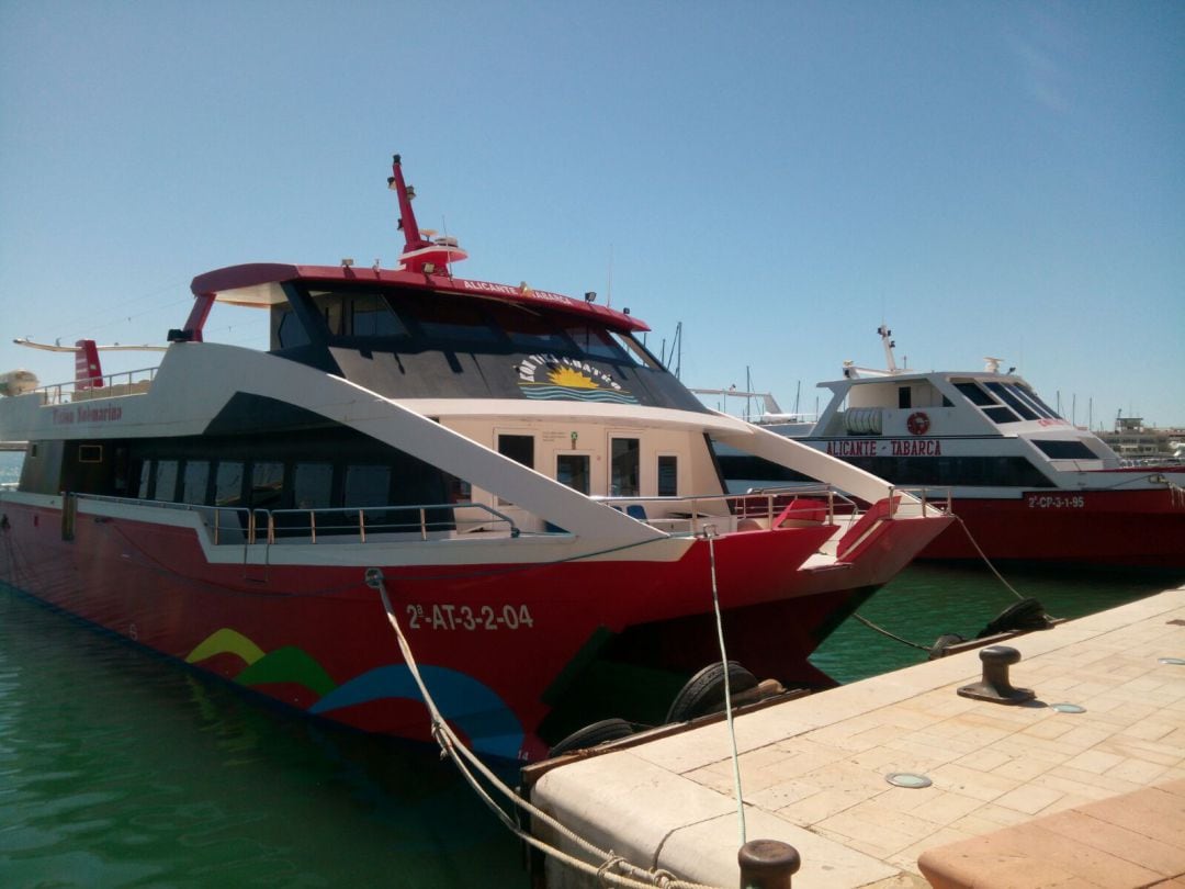 Una de las embarcaciones que transportan a los pasajeros hasta la isla de Tabarca.