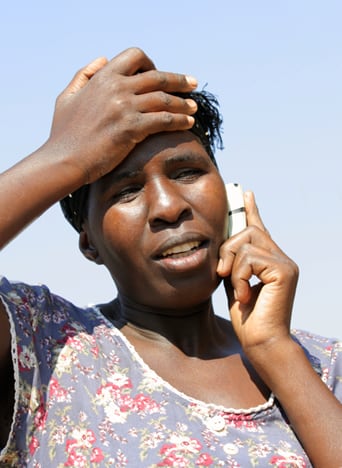 Una mujer africana habla por el móvil