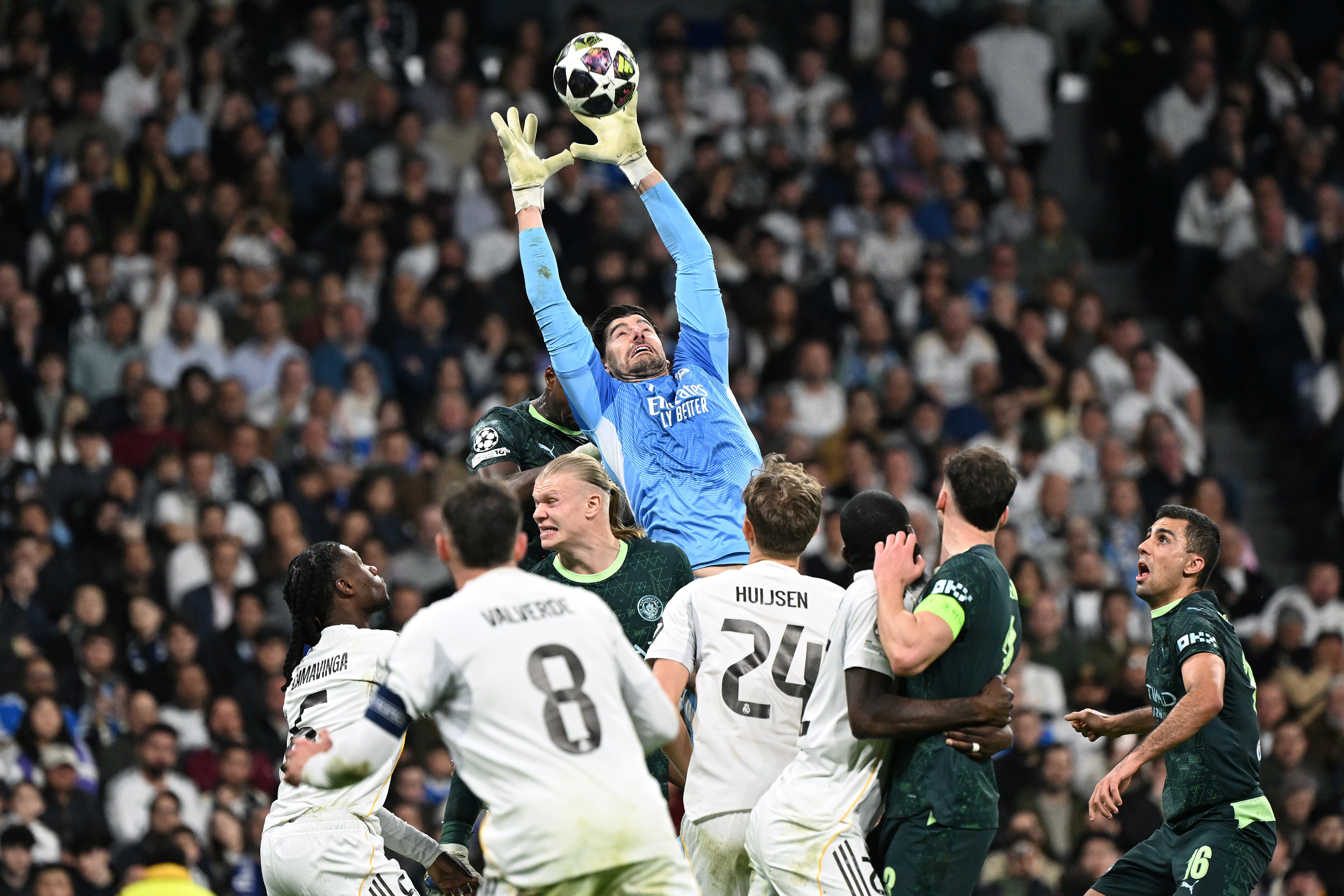 Thibaut Courtois atrapa un centro al área del City