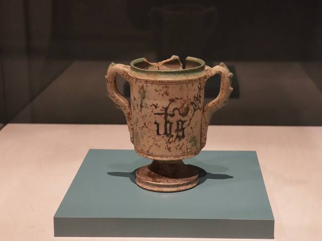 Una de las piezas más completas halladas en el solar de la Evolución