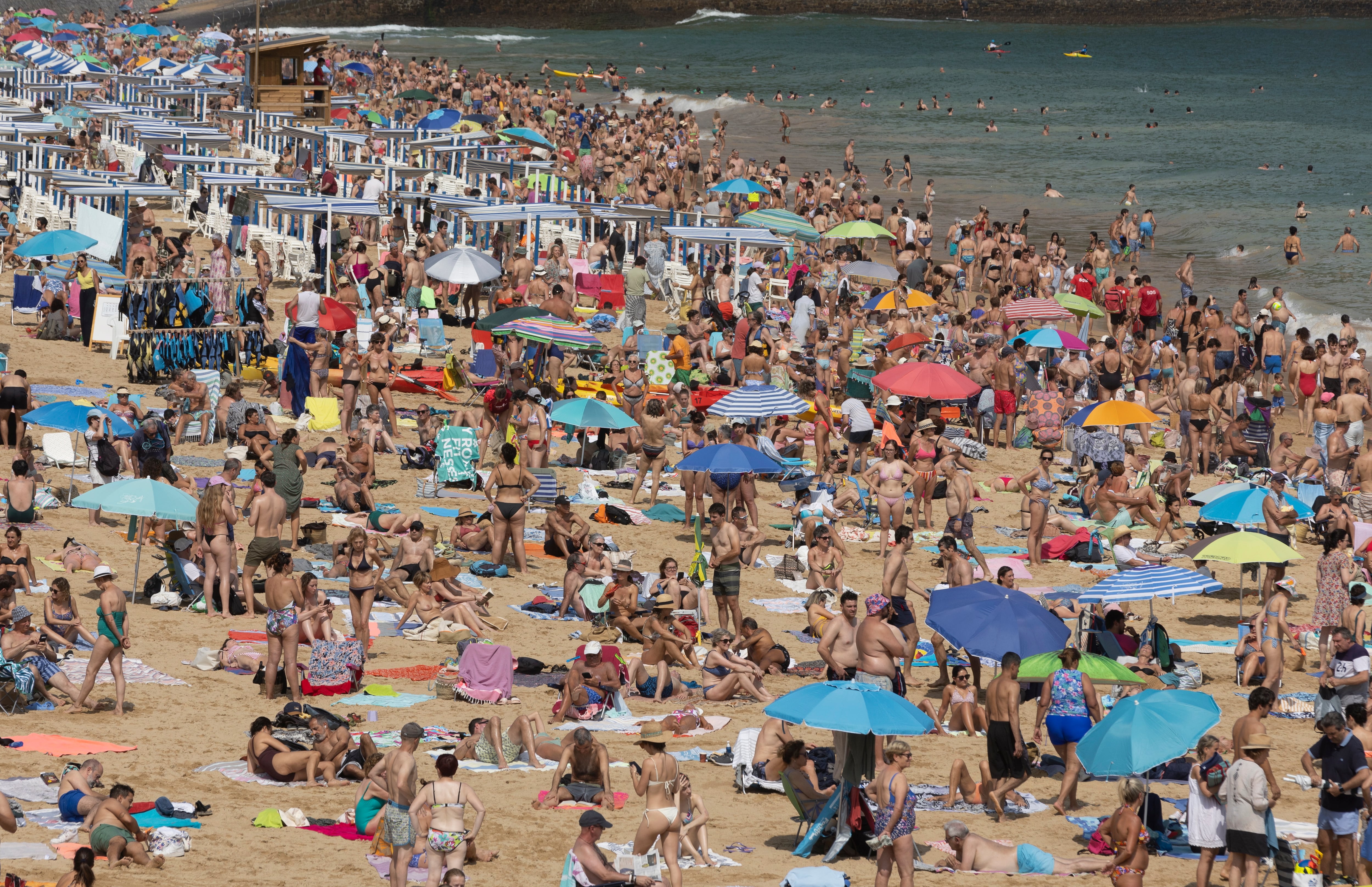 -FOTODELDÍA- GRAFCAV5869. SAN SEBASTIÁN (ESPAÑA), 28/07/2024.- Donostiarras y visitantes abarrotan este domingo la playa de Ondarreta de San Sebastián. El aviso amarillo por calor de este domingo ha pasado a ser naranja para este lunes y martes, cuando se pueden alcanzar 33 grados en la costa y más en el resto de Euskadi, hasta 38 grados. EFE/Juan Herrero
