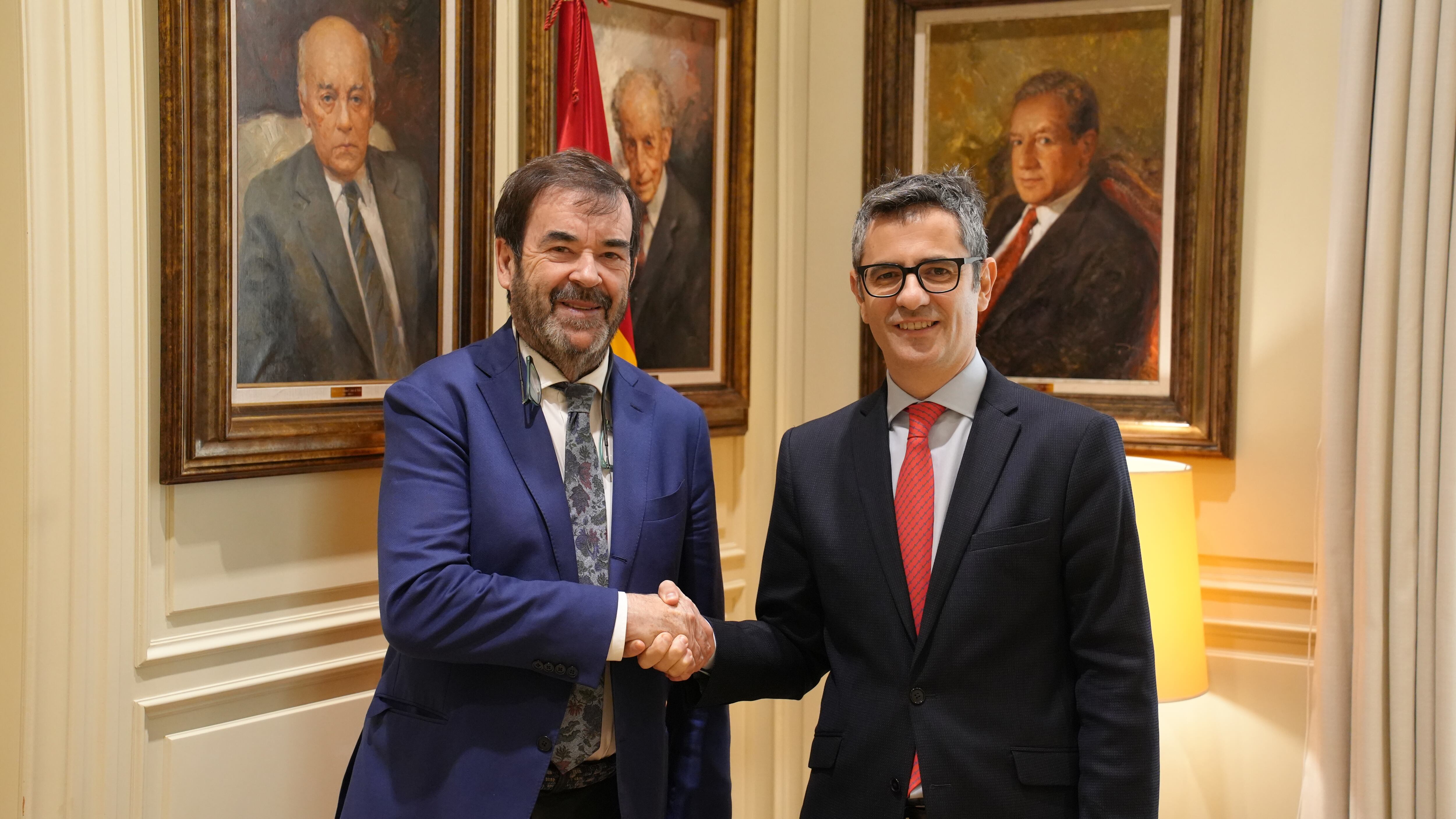 MADRID, 24/11/2023.- El ministro de Presidencia, Justicia y Relaciones con las Cortes, Félix Bolaños, estrecha la mano al presidente del Consejo General del Poder Judicial (CGPJ), Vicente Guilarte, durante el encuentro celebrado este viernes en el inicio de una primera ronda de contactos con el sector de la Justicia. EFE/Raúl Salgado/Pool Moncloa  SOLO USO EDITORIAL/SOLO DISPONIBLE PARA ILUSTRAR LA NOTICIA QUE ACOMPAÑA (CRÉDITO OBLIGATORIO)
