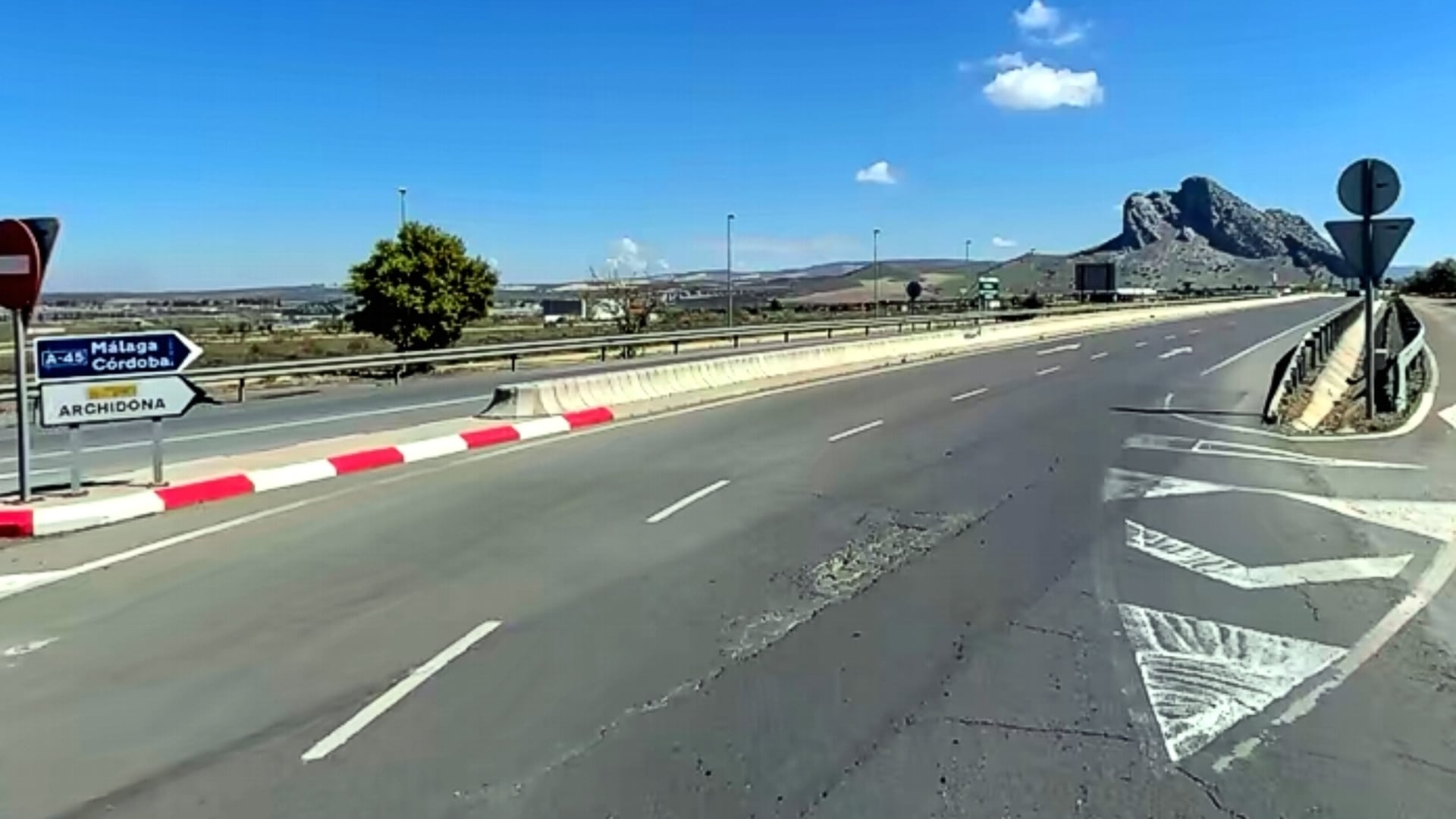 Carretera A-7282 a su paso por el PEAN de Antequera