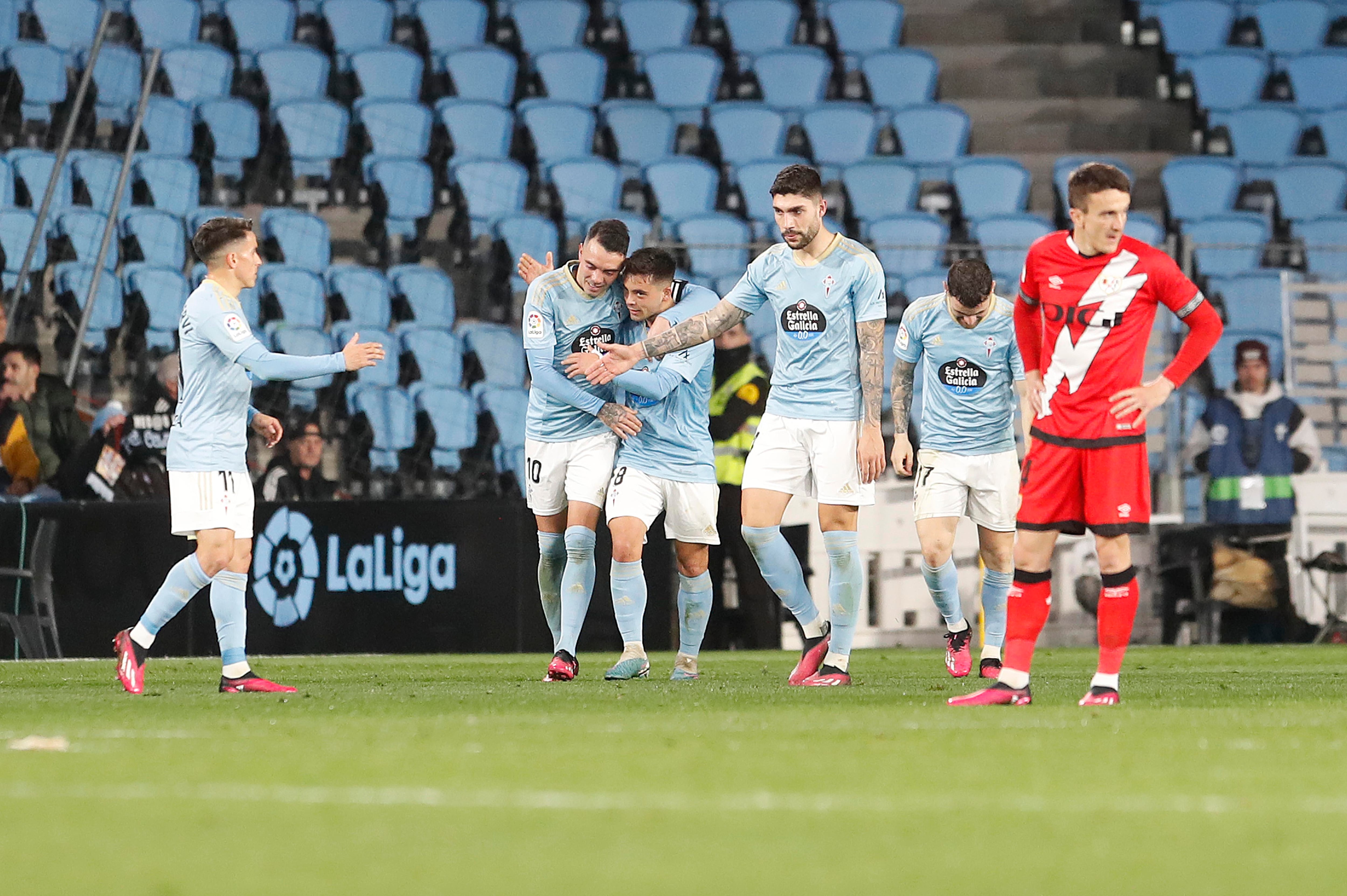 Vigo (Pontevedra), 11/03/2023.- Los jugadores del Celta celebran el tercer gol del equipo gallego durante el encuentro correspondiente a la jornada 25 de primera división que disputan hoy sábado frente al Rayo Vallecano en el estadio Balaidos de Vigo. EFE / Salvador Sas.
