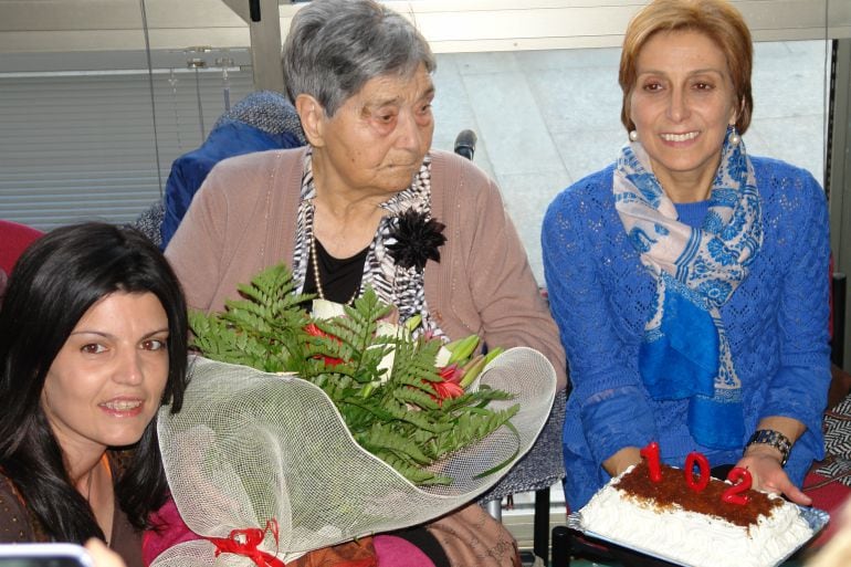 Soledad Rodríguez con su tarta de cumpleaños