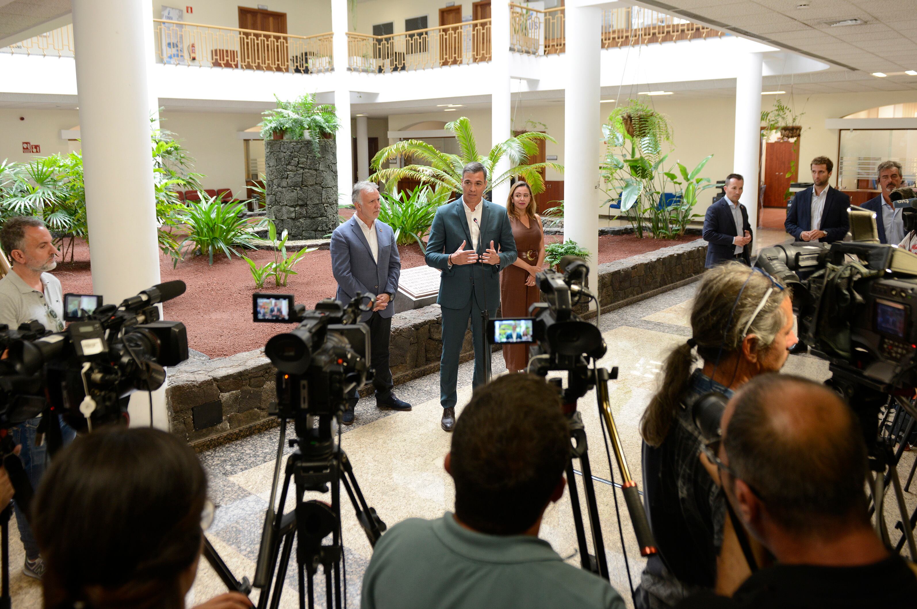 El presidente del Gobierno, Pedro Sánchez (c), el presidente de Canarias, Ángel Víctor Torres (i), y la presidenta del Cabildo de Lanzarote, María Dolores Corujo Berriel (d), atiende a los medios de comunicación durante la rueda de prensa que ofrecieron este lunes en Lanzarote tras reunirse. EFE/ Adriel Perdomo