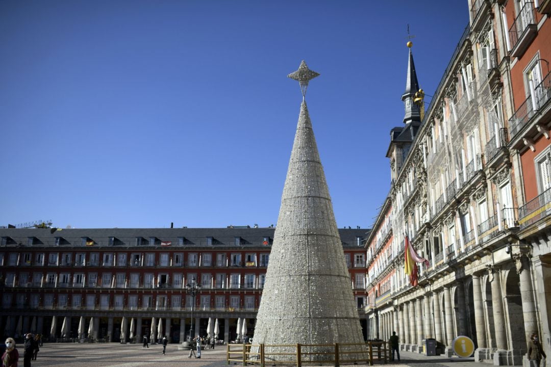 El árbol de Navidad adorna la Plaza Mayor, en Madrid