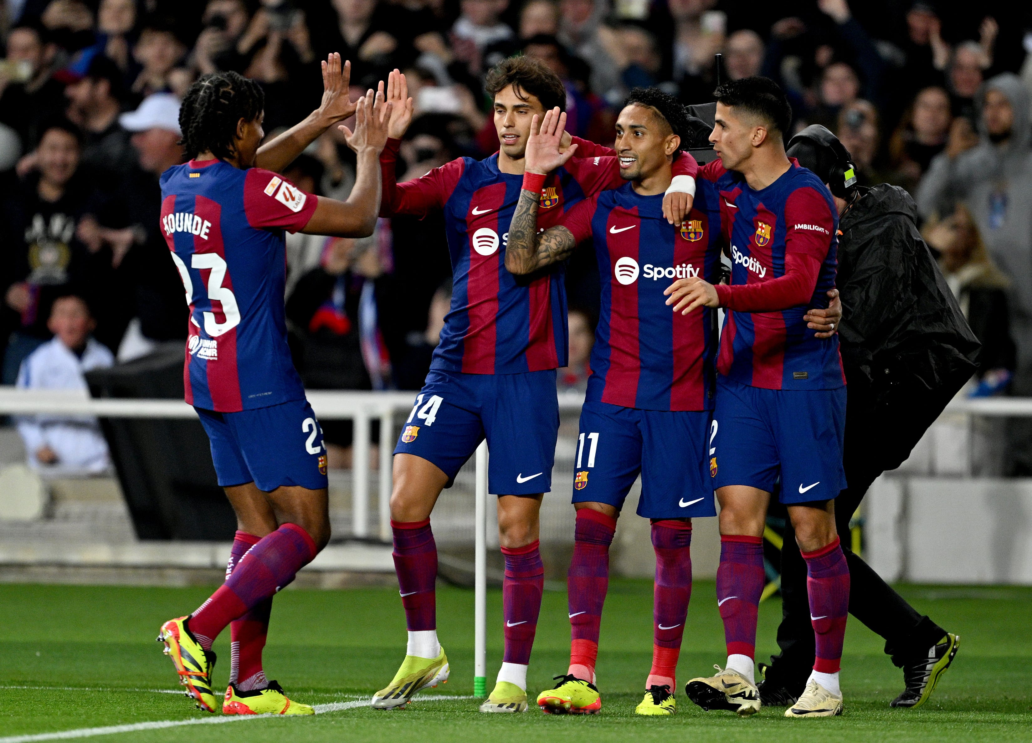 Los jugadores del Barça celebran el gol de Raphinha.