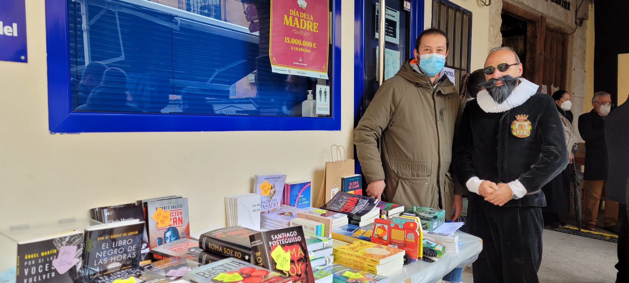 Iván González, librero de Todolibro, con el particular Cervantes de la Peña El Chilindrón